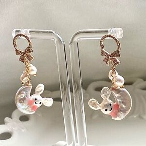 E138-High Quality Handmade Bunny And Moon Freshwater Pearl Earring